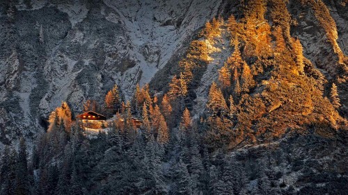 巴伐利亚阿尔卑斯山脉中的米滕瓦尔德小屋，德国 (© Sebastian Frölich/Offset by Shutterstock)"