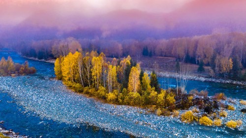 禾木村的风景，新疆，中国 (© snvv18870020330/Shutterstock)