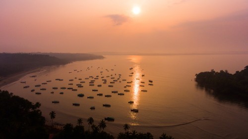 可可海滩上的渔船，果阿邦，印度 (© Abhinav Sah/Shutterstock)